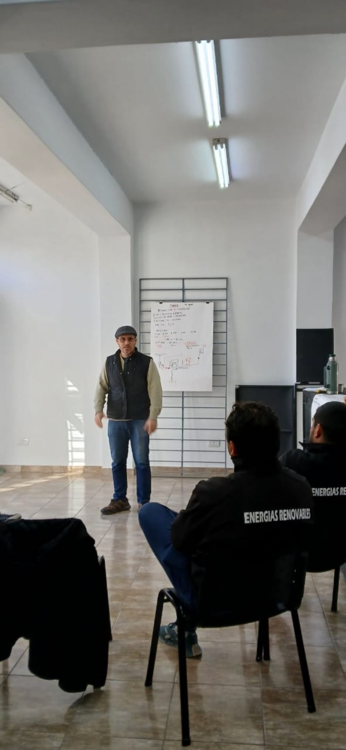 Capacitación técnica de NOXA Energy sobre energía solar