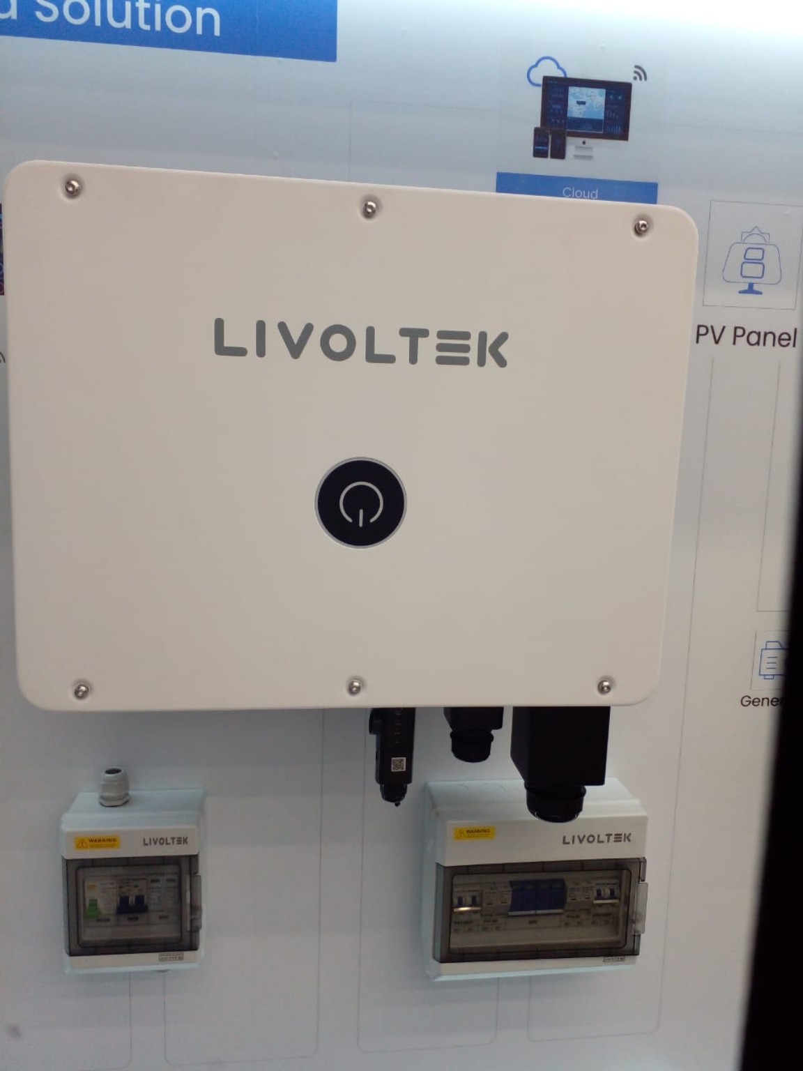 Equipos Livoltek en una exhibición técnica de soluciones solares