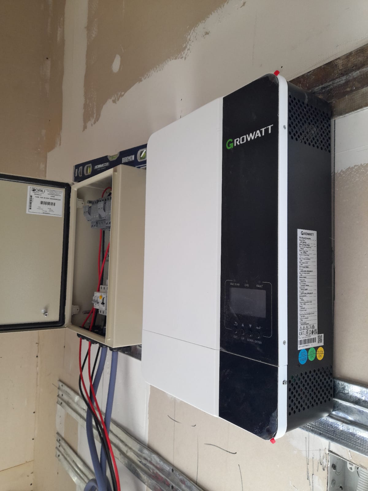 Inversor Growatt SPF 5000 de 5 kW instalado por Noxa Energy en un casco de estancia en López, Santa Fe