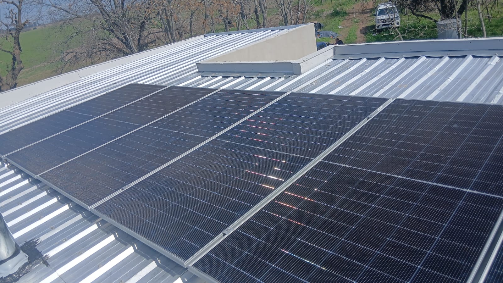 Vista de los paneles de 610 W del sistema solar aislado de la estancia
