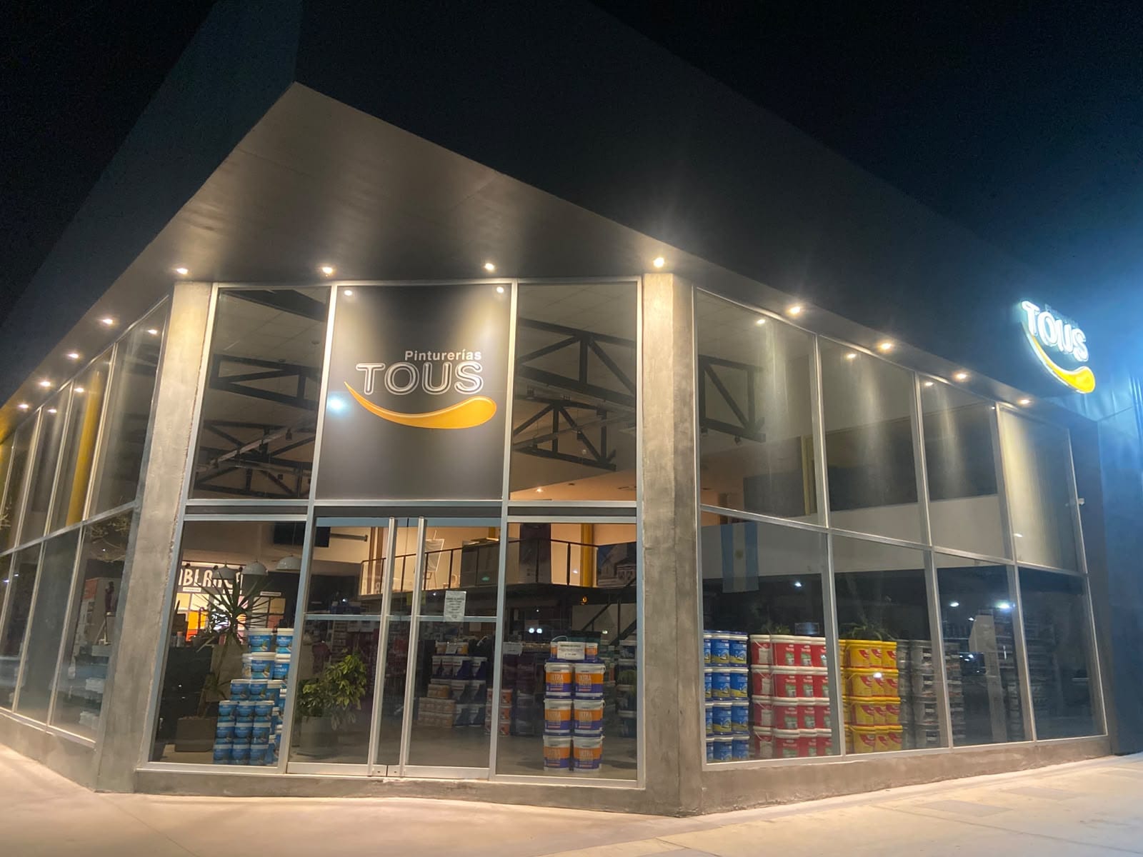Fachada de Pinturerías Tous en Mendoza, comercio donde Noxa Energy instaló un sistema solar con respaldo