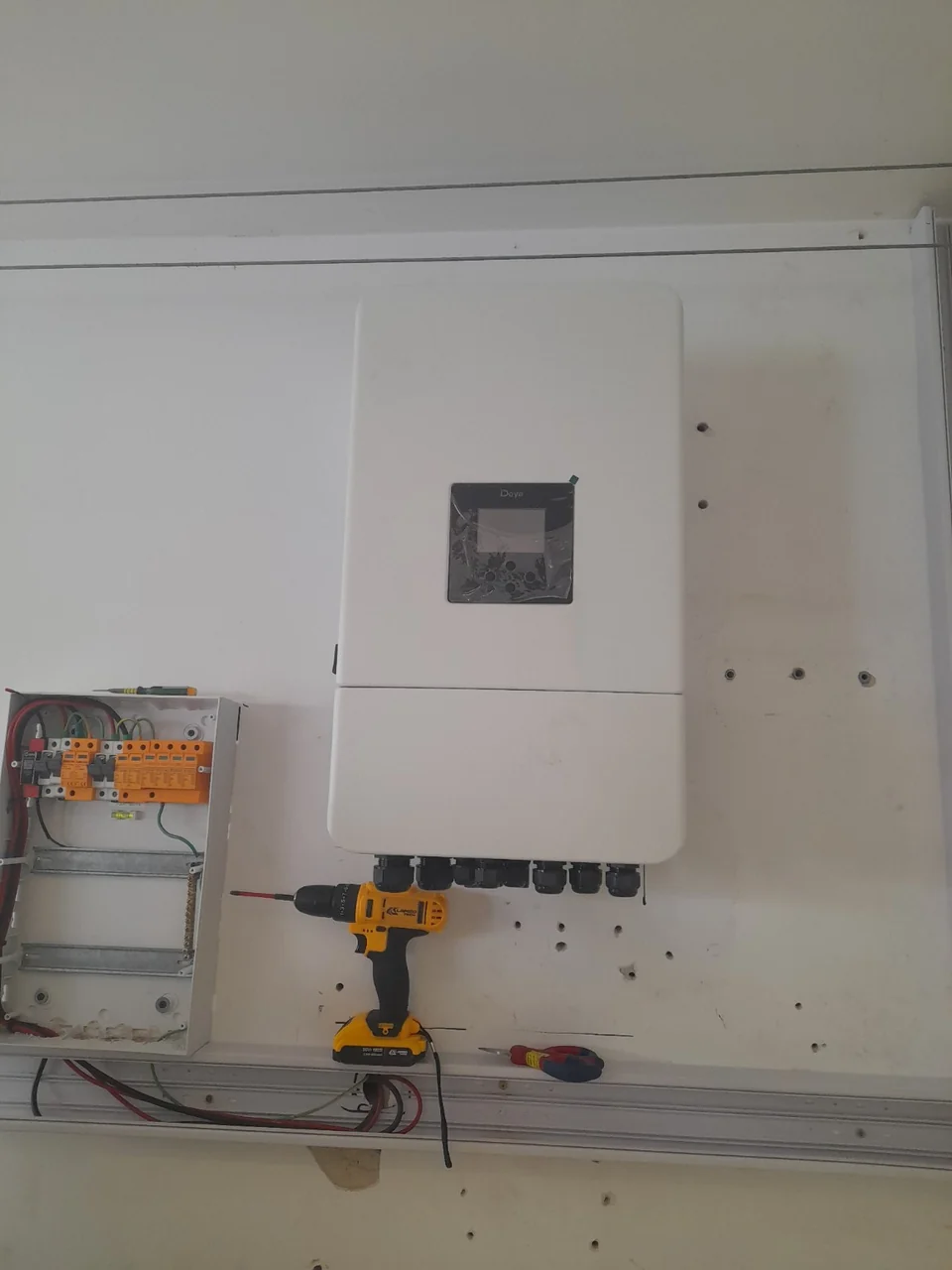 Inversor híbrido Deye de 10 kW durante su montaje en la vivienda de barrio Dorrego, Quilmes
