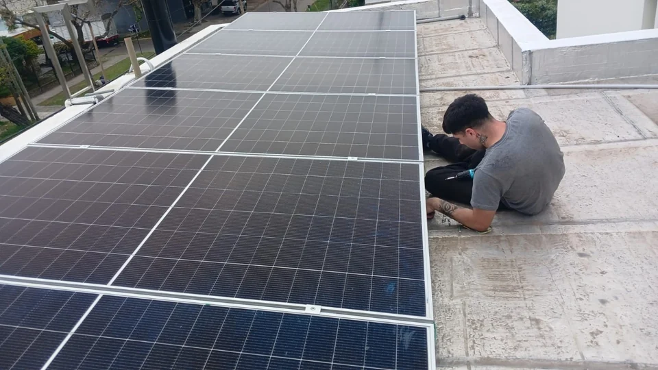 Trabajo de montaje de los paneles fotovoltaicos sobre la losa en Quilmes
