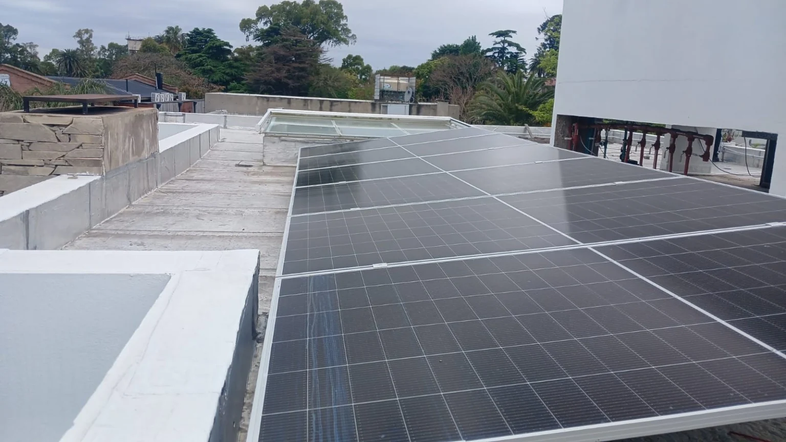 Paneles solares sobre la losa de una vivienda en barrio Dorrego, Quilmes, instalados por NOXA Energy