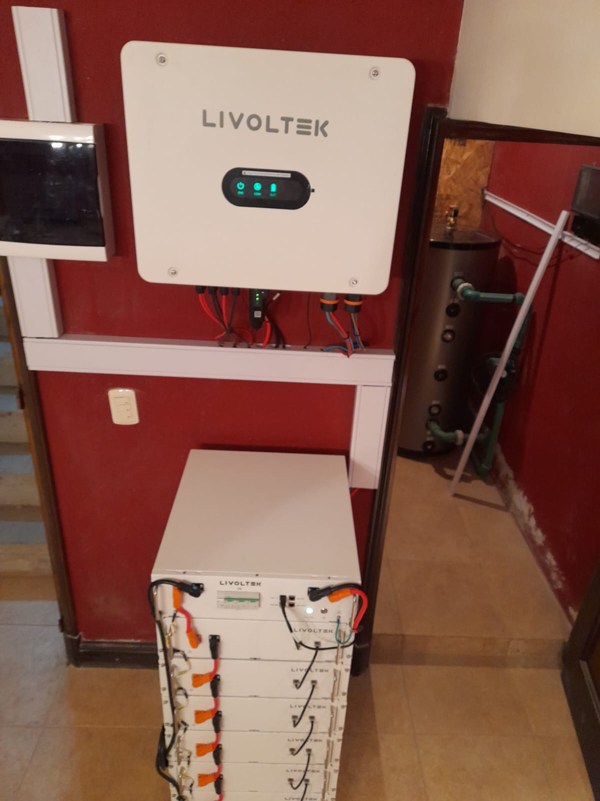 Inversor híbrido Livoltek y banco de baterías de alto voltaje instalados en el viñedo