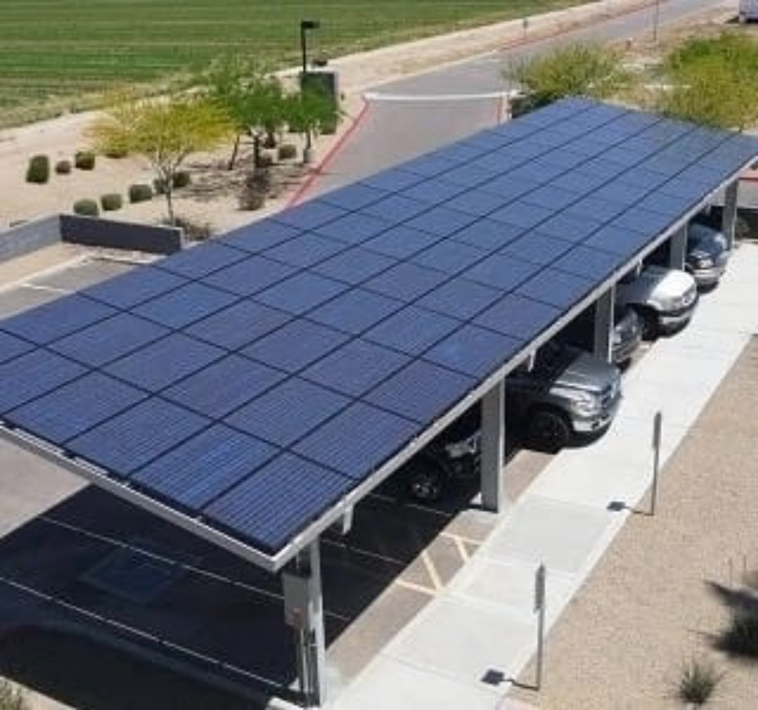 Marquesina fotovoltaica para estacionamiento empresarial