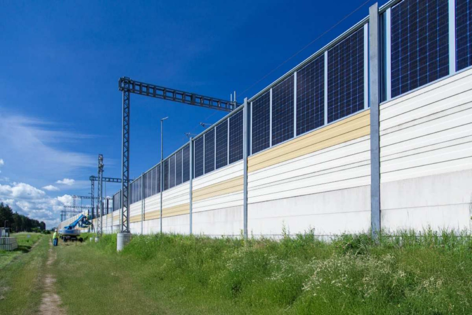 Paneles solares integrados en una planta industrial
